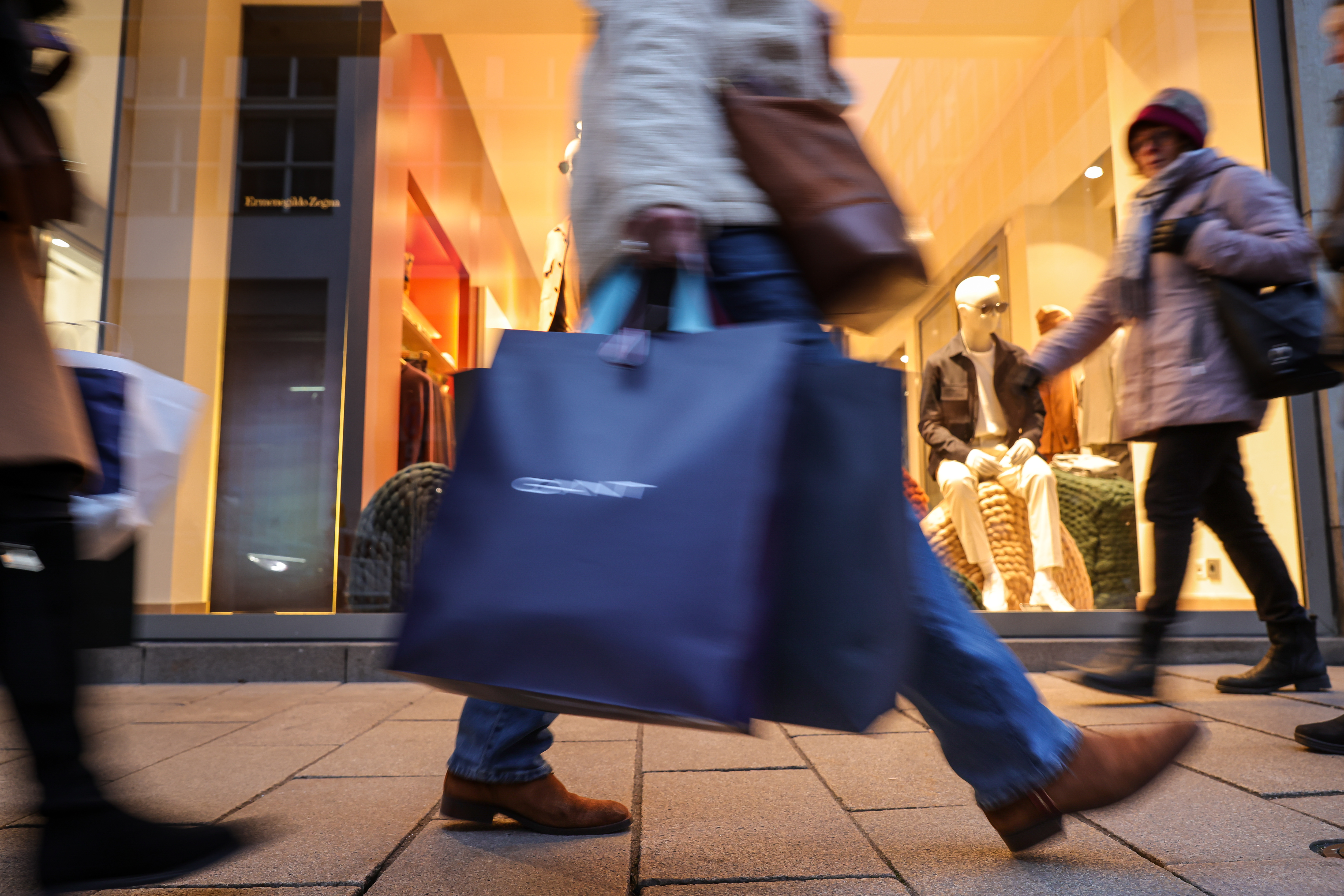 Shopping auf dem Neuen Wall an Weihnachten