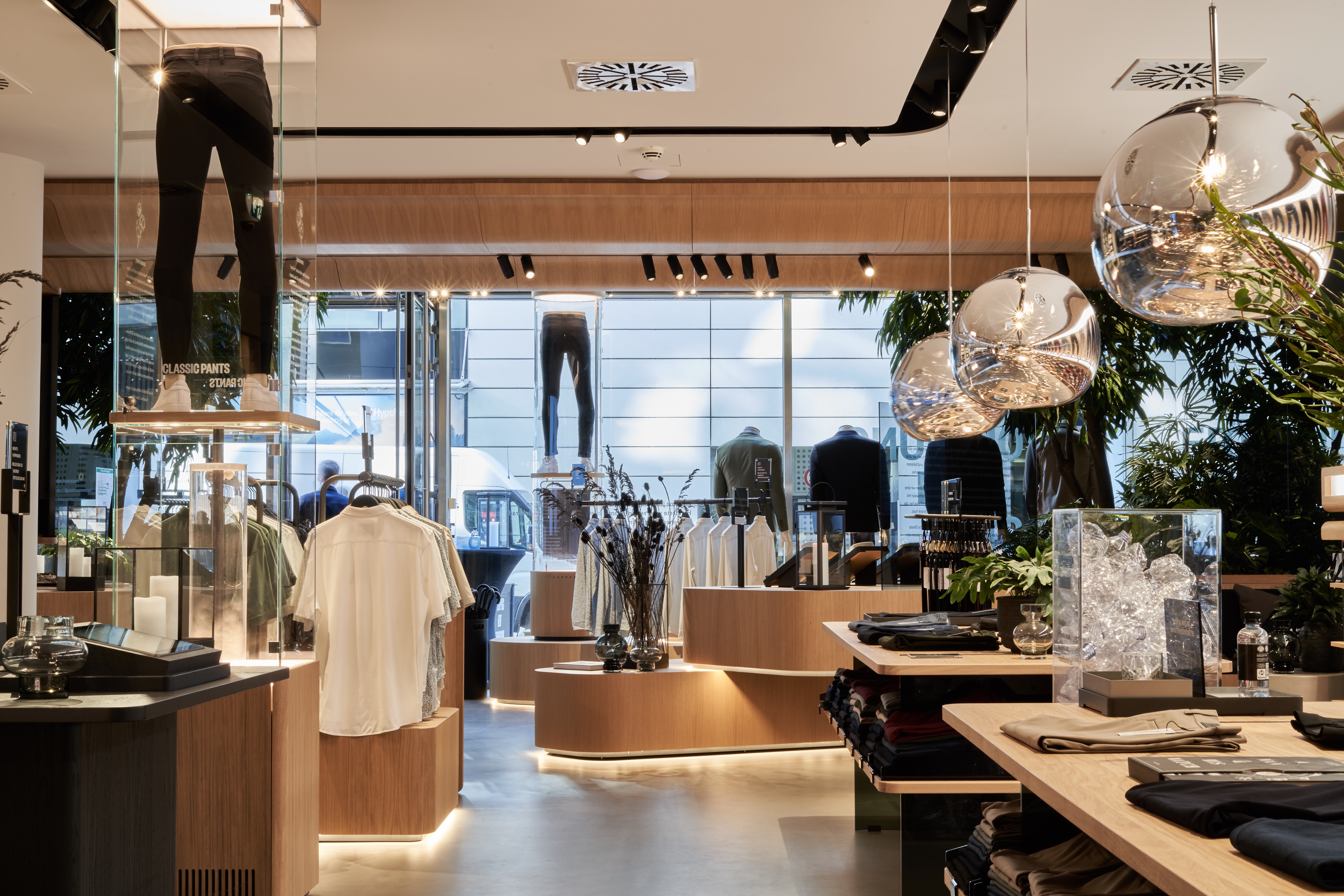 Shaping New Tomorrow Store Neuer Wall drinnen