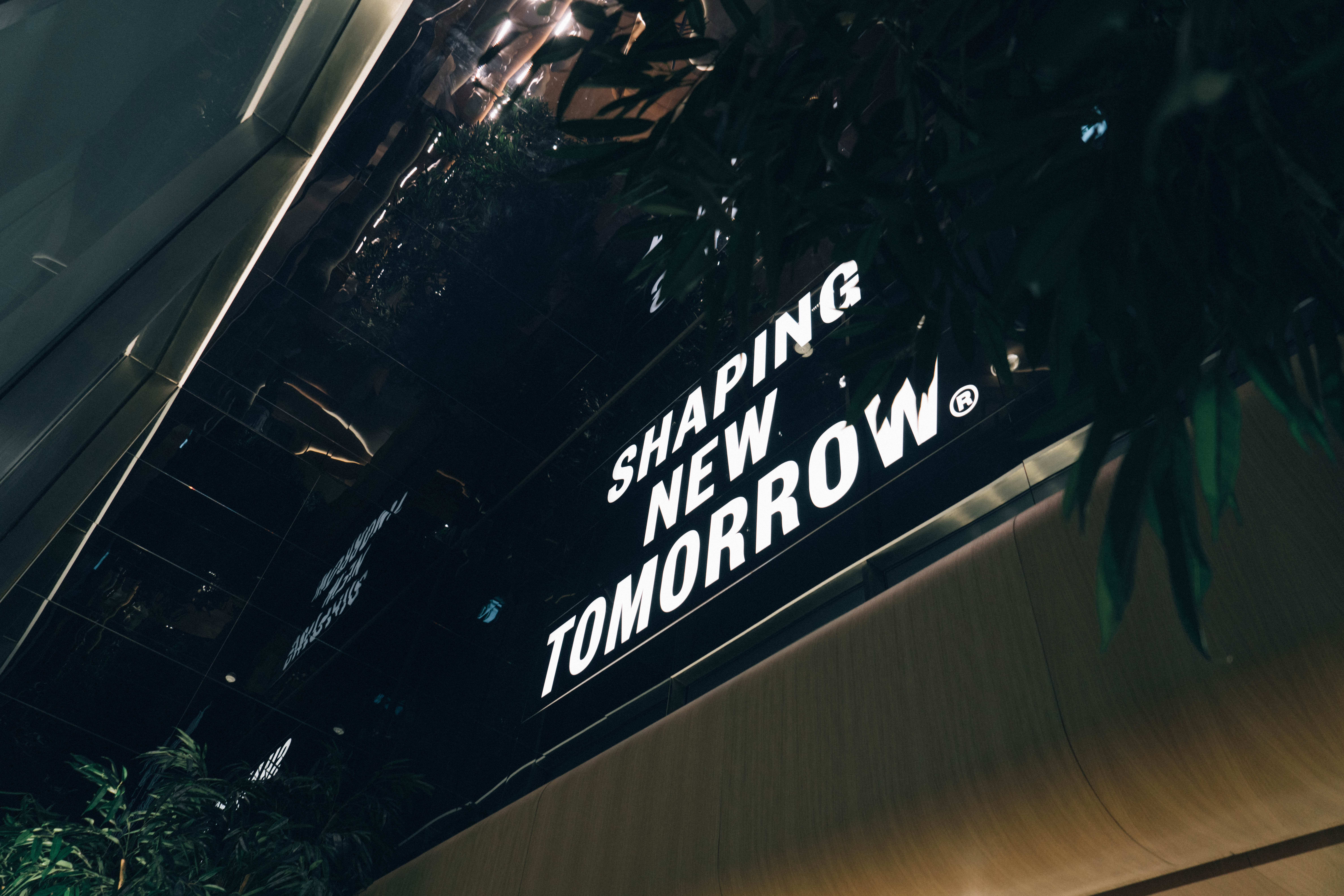 Shaping New Tomorrow Store Neuer Wall draußen Logo